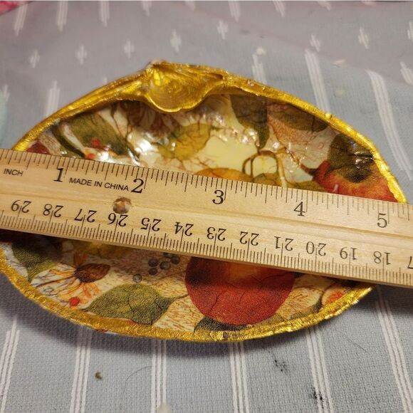 DECOUPAGE CLAM SHELL DECOUPAGE APPLES ON A CLAM SHELL TRINKET DISH - Picture 9 of 11